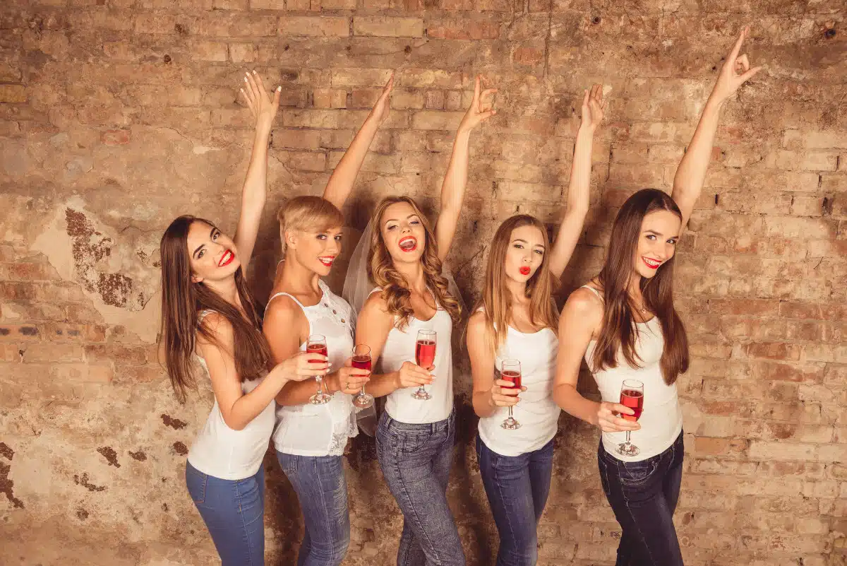 Une groupe de filles en soirées lors d'un EVJF