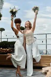 Une mariée et son invitée en blanc