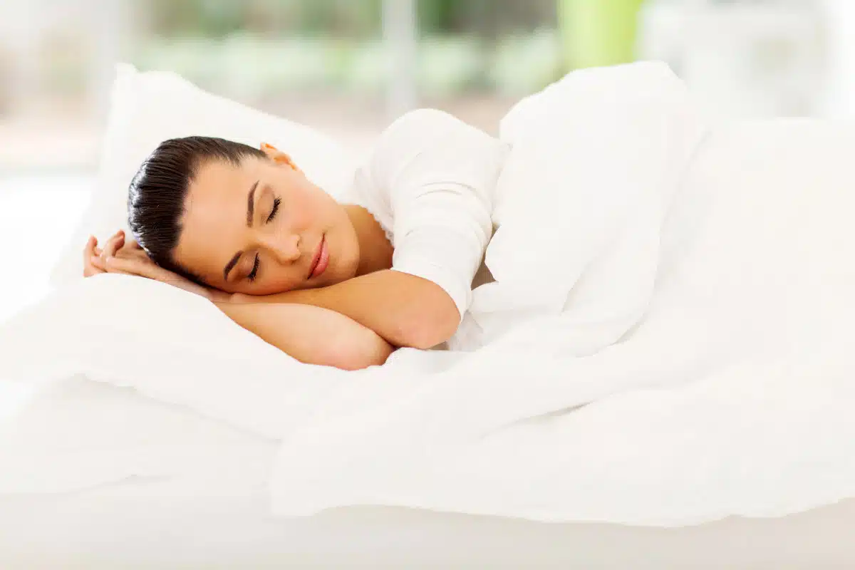 Une future mariée qui se repose dans une bonne litterie