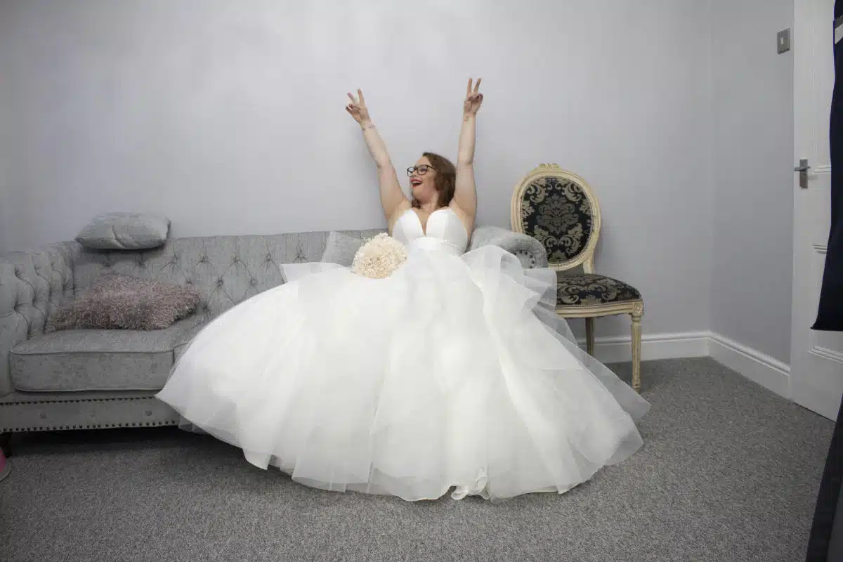 Une femme ronde en robe de mariée princesse