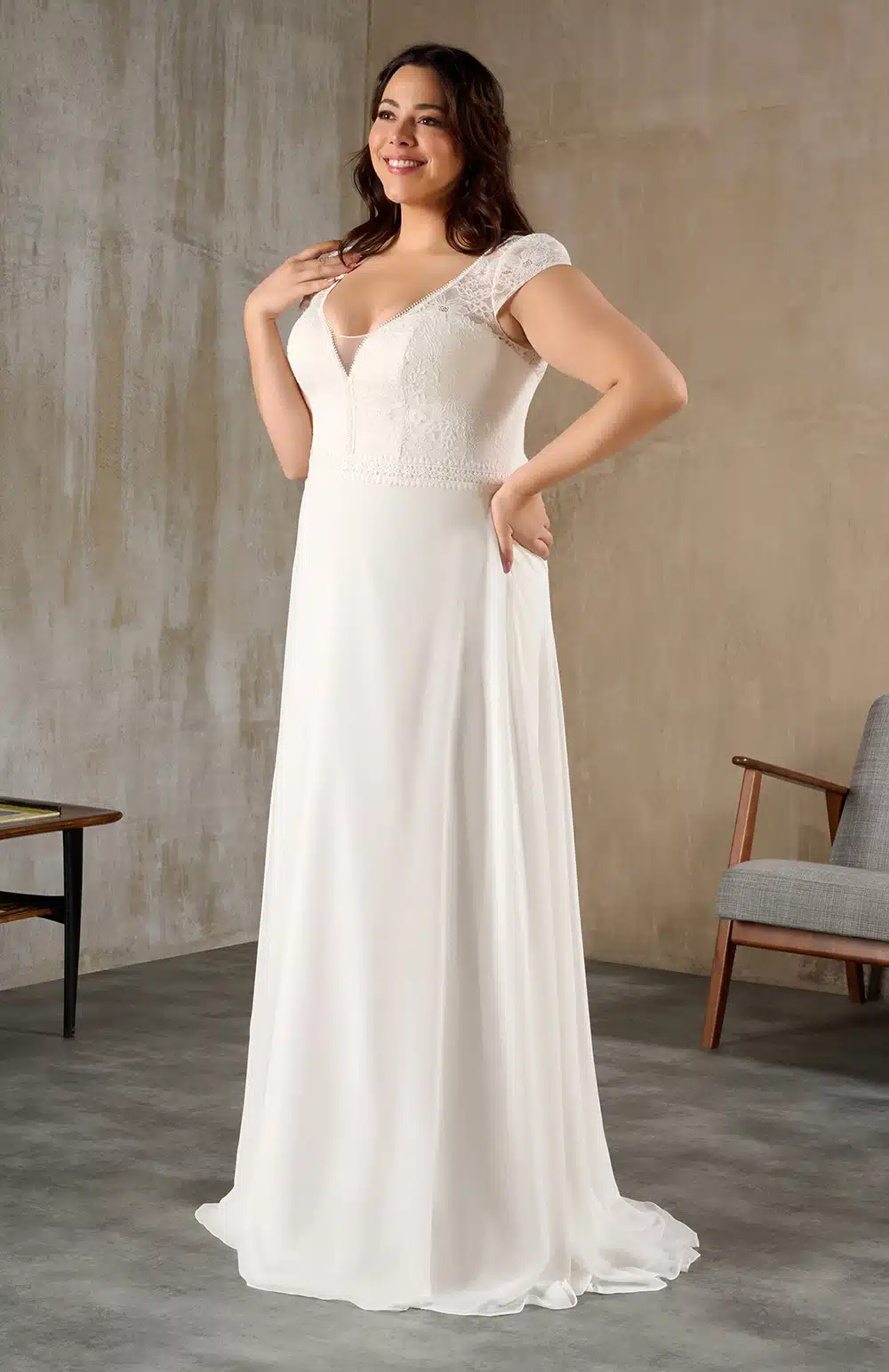 Une femme ronde en robe de mariée Couture Nuptiale