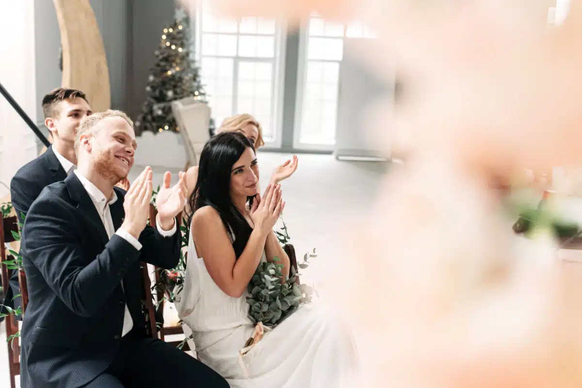 Des invités qui applaudissent un mariage