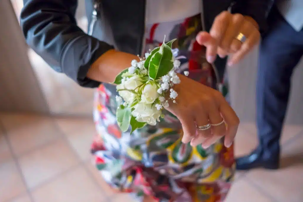 Un bracelet de fleurs au poignet