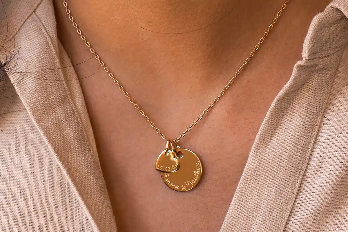 Un collier personnalisé avec la date du mariage et le nom des 2 époux