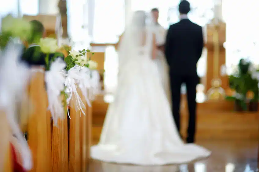 Une allée de cérémonie de mariage avec un peu de décoration
