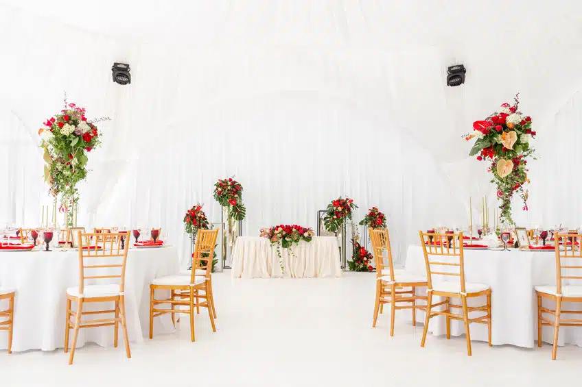 Une salle de réception de mariage