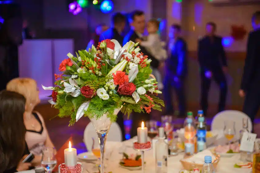 Une table de mariage décorée avec des fleurs et des bougies