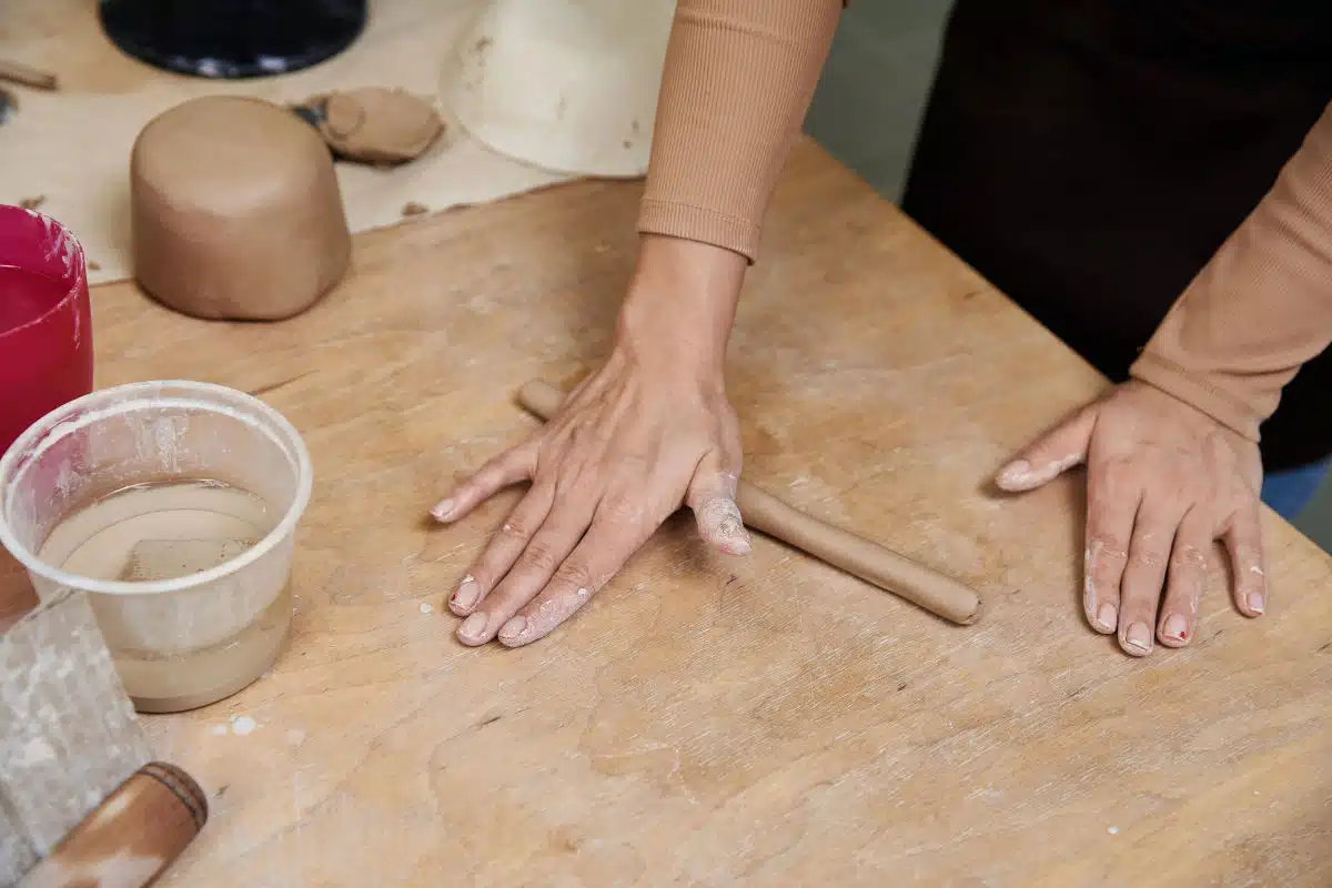 Un DIY de bougeoir poterie pour faire soi-même ses cadeaux invités