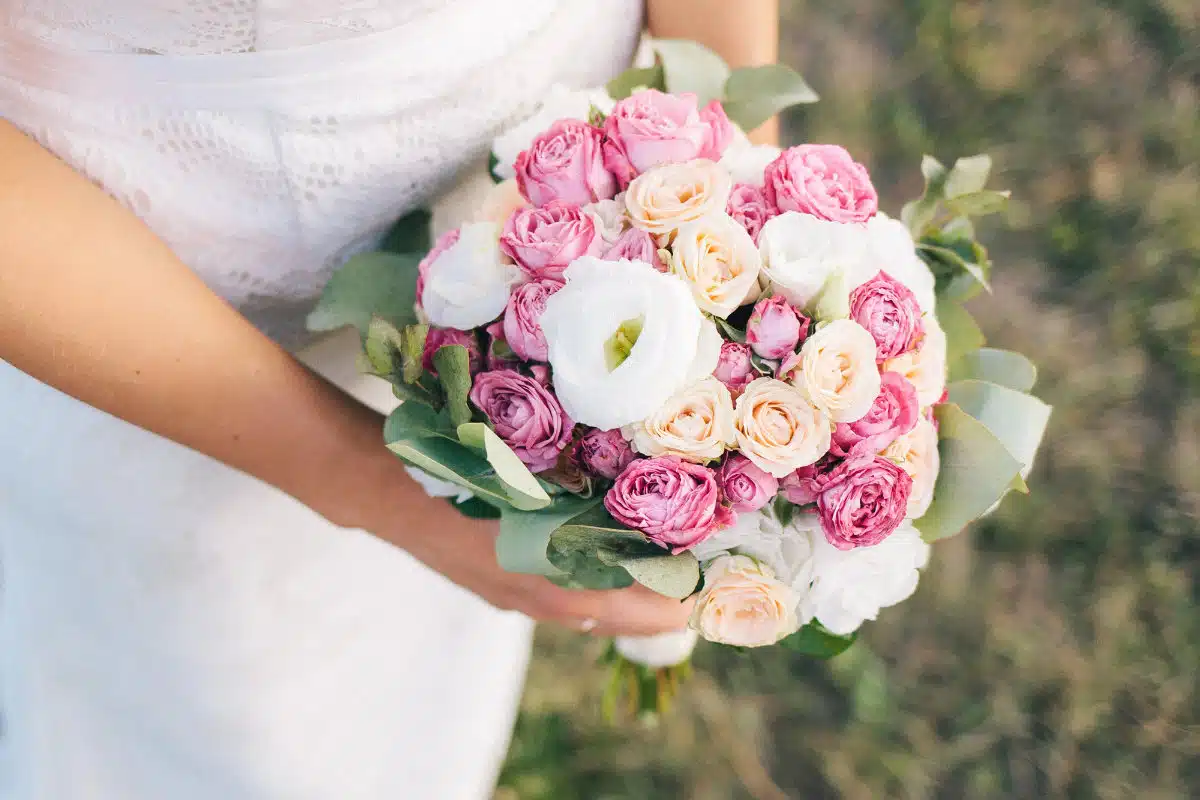 Un bouquet de mariée rond composé de roses