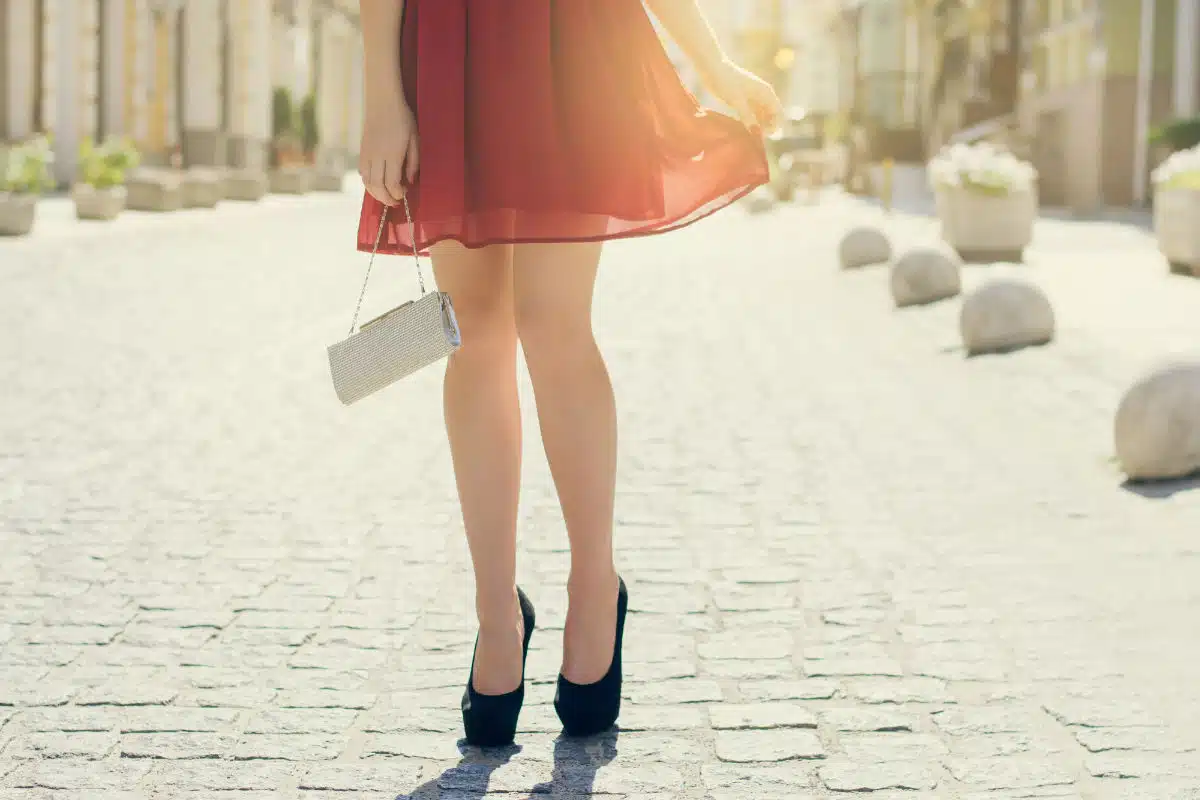 Une invitée à un mariage en tenue élégante avec une pochette
