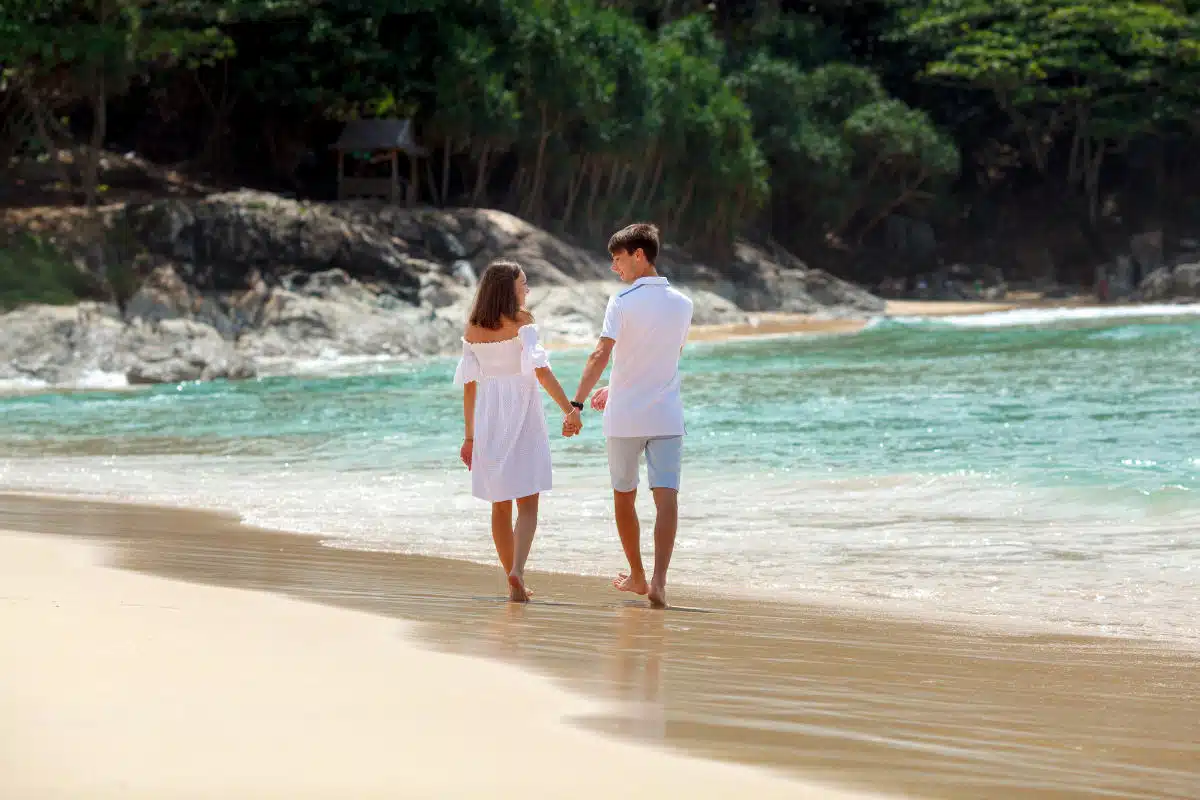 Un couple fêtant son voyage de noces au bord de l'eau