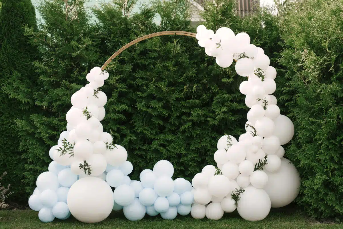 Une arche en ballons pour une cérémonie de mariage