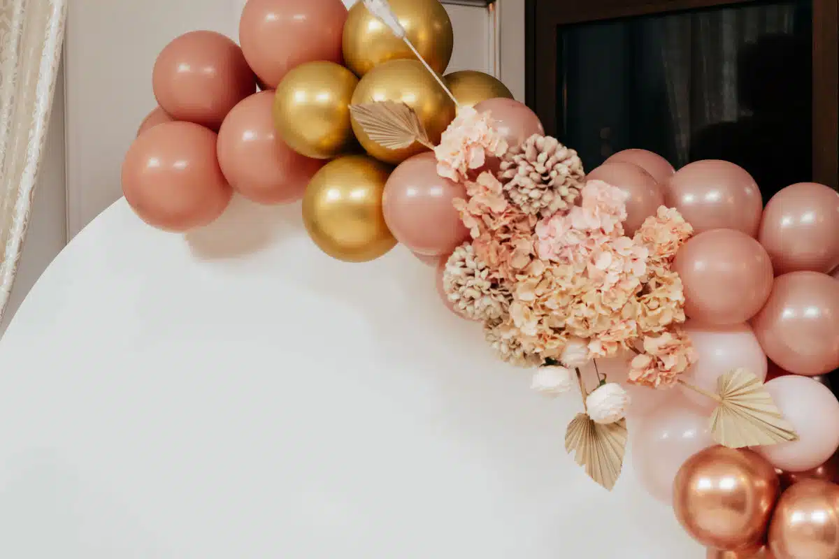 Une guirlande en ballons à un mariage