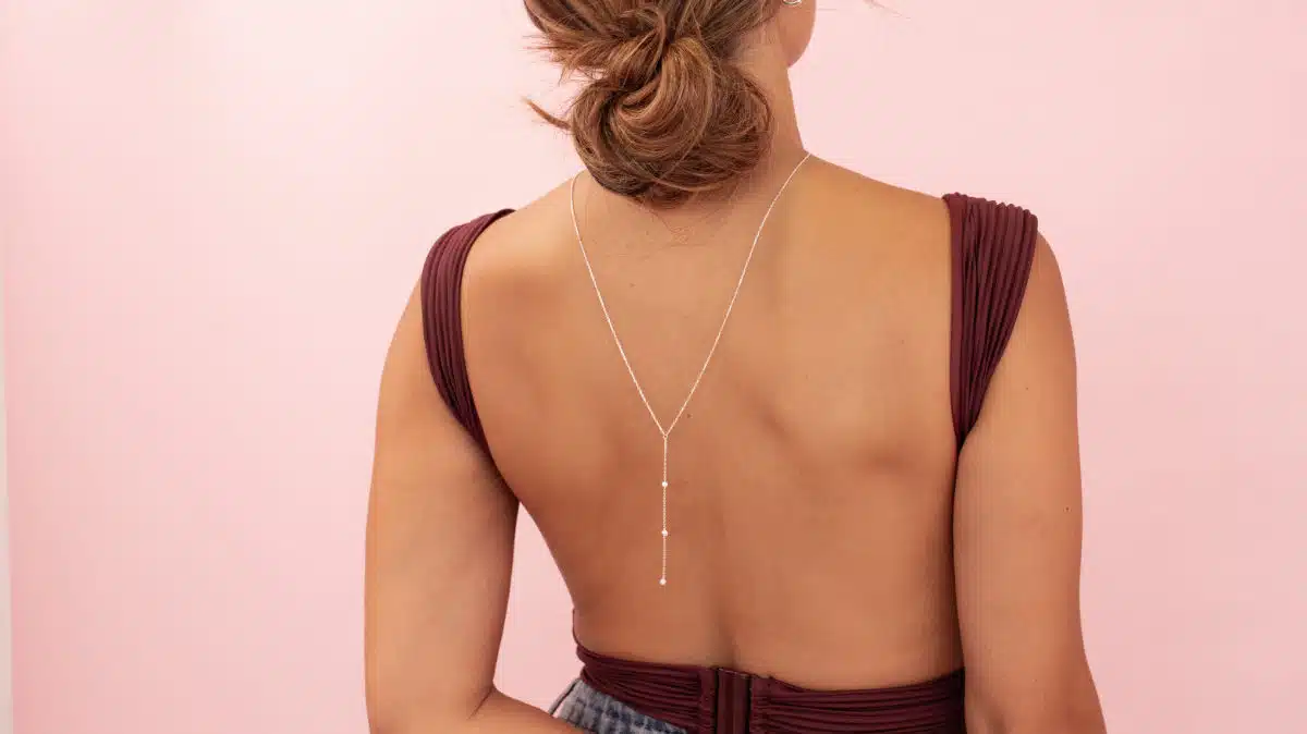 Un collier de dos de la marque Amaya