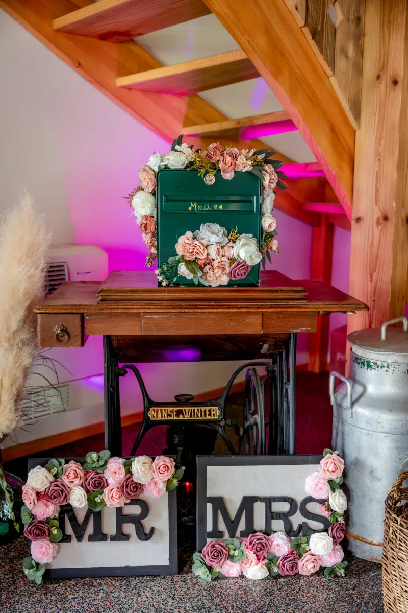 Une boîte aux lettres en urne de mariage pour les cadeaux des invités