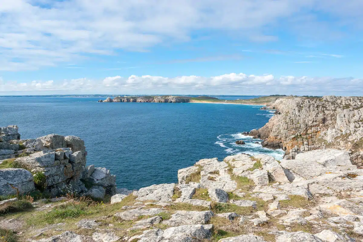 Un paysage au bord de l'eau, dans le département du Finistère en Bretagne.
