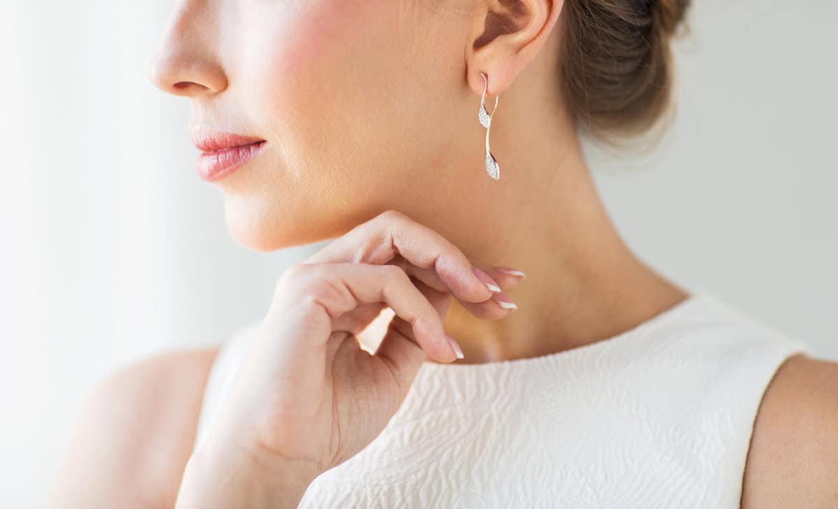 Une mariée avec de jolies boucles d'oreille