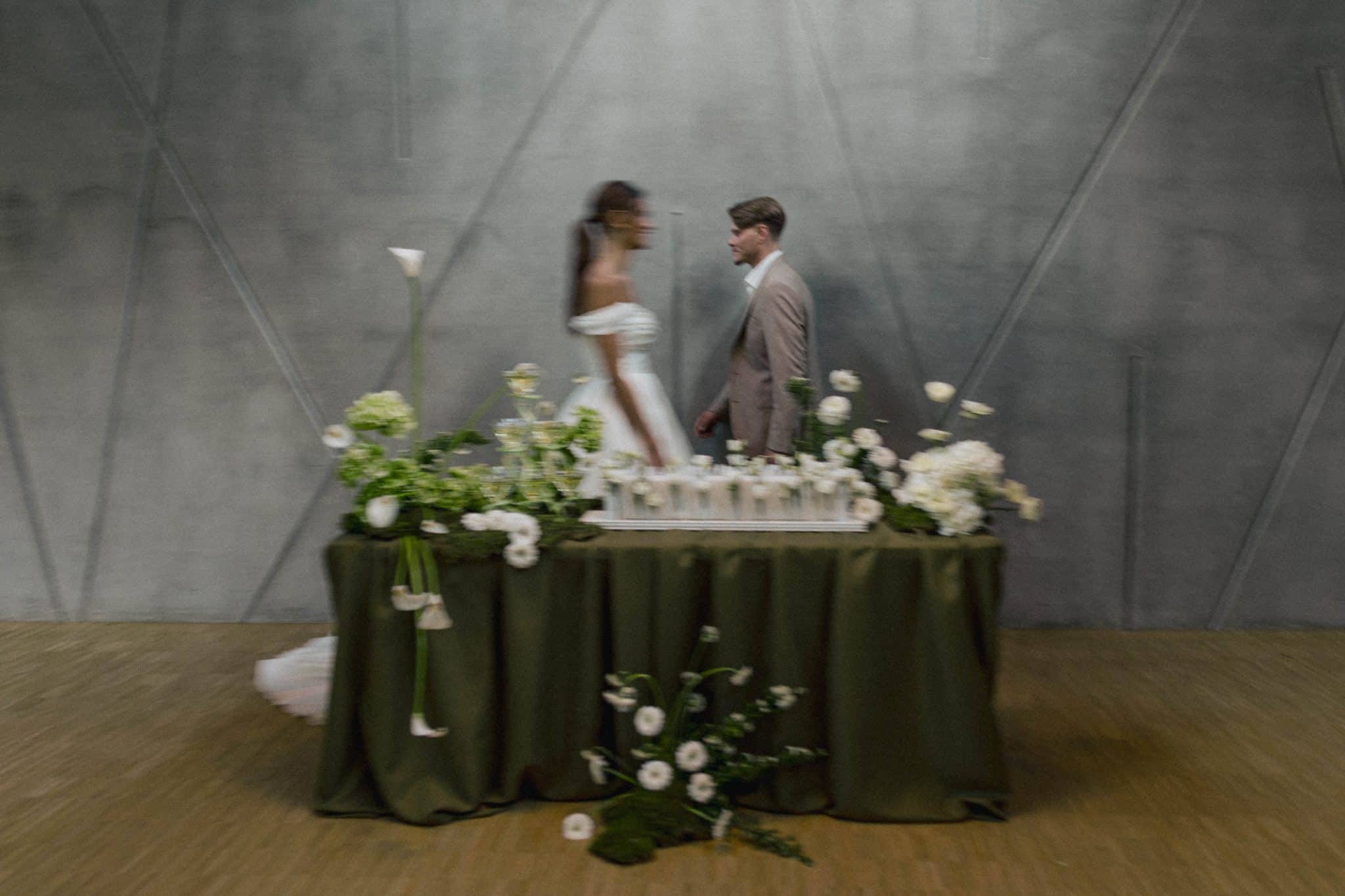 Photo du shooting d'inspiration mariage romantisme contemporain en Alsace à la Villa des Hêtres Pourpres