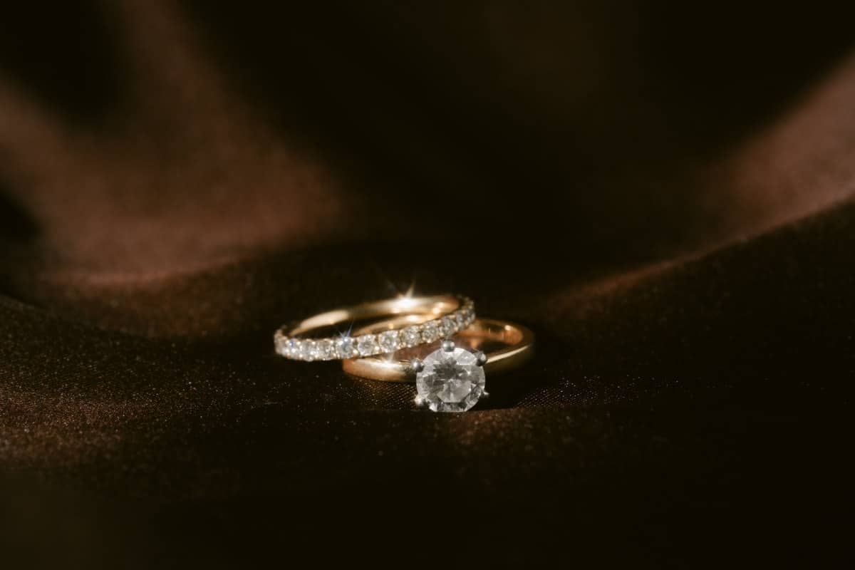 Une alliance et une bague de fiançailles Vanbrunn