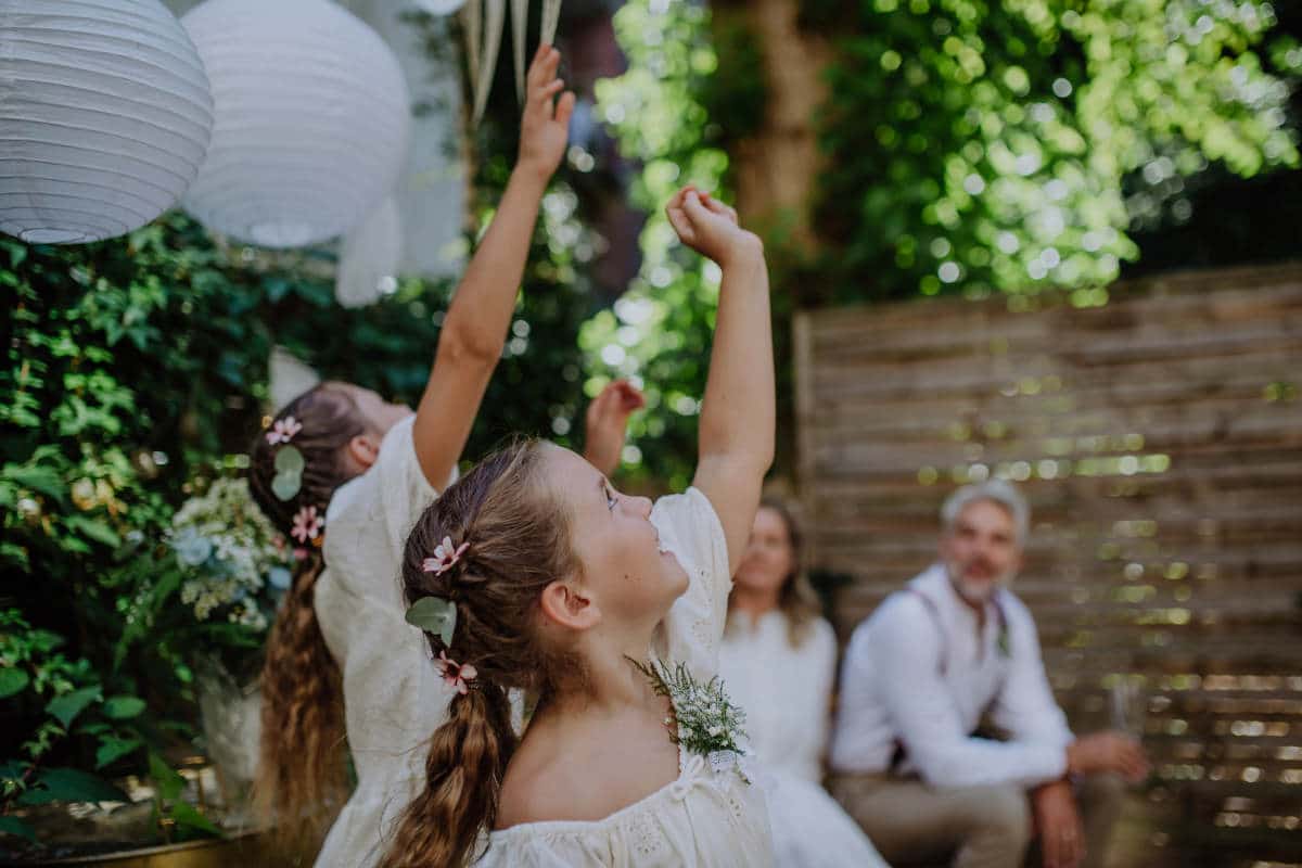 Des enfants qui jouent à un mariage