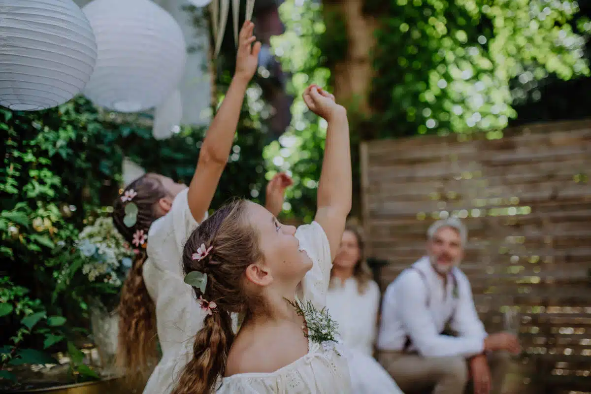 Des enfants qui jouent à un mariage