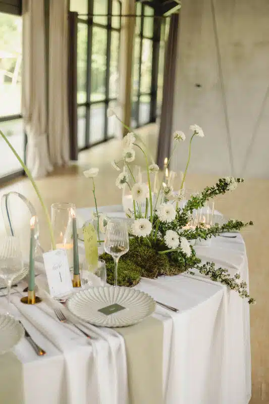 Photo du shooting d'inspiration mariage romantisme contemporain en Alsace à la Villa des Hêtres Pourpres