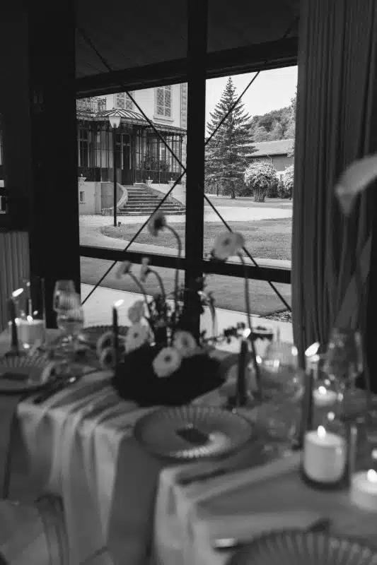 Photo du shooting d'inspiration mariage romantisme contemporain en Alsace à la Villa des Hêtres Pourpres