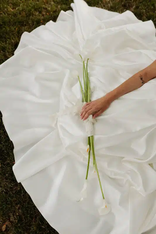 Photo du shooting d'inspiration mariage romantisme contemporain en Alsace à la Villa des Hêtres Pourpres