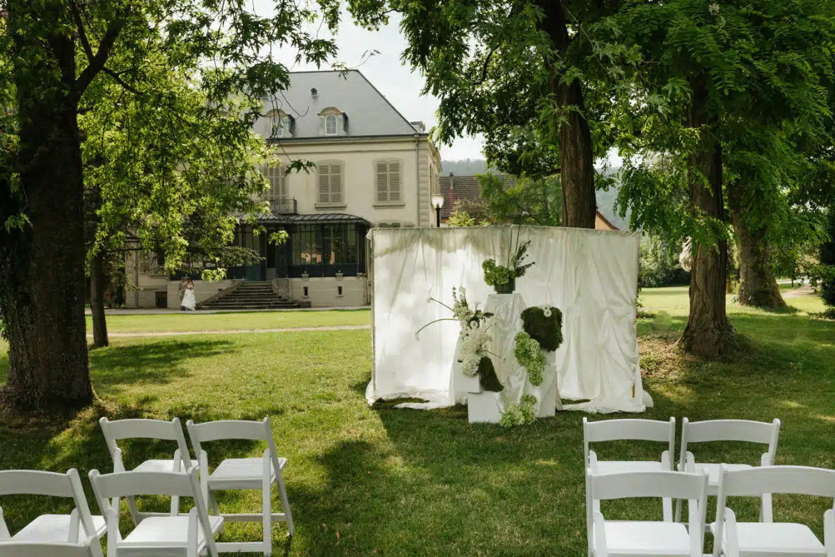 Photo du shooting d'inspiration mariage romantisme contemporain en Alsace à la Villa des Hêtres Pourpres