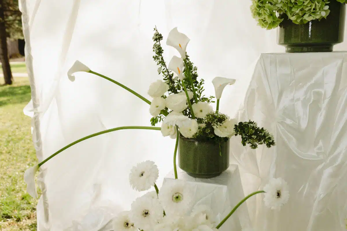 Photo du shooting d'inspiration mariage romantisme contemporain en Alsace à la Villa des Hêtres Pourpres