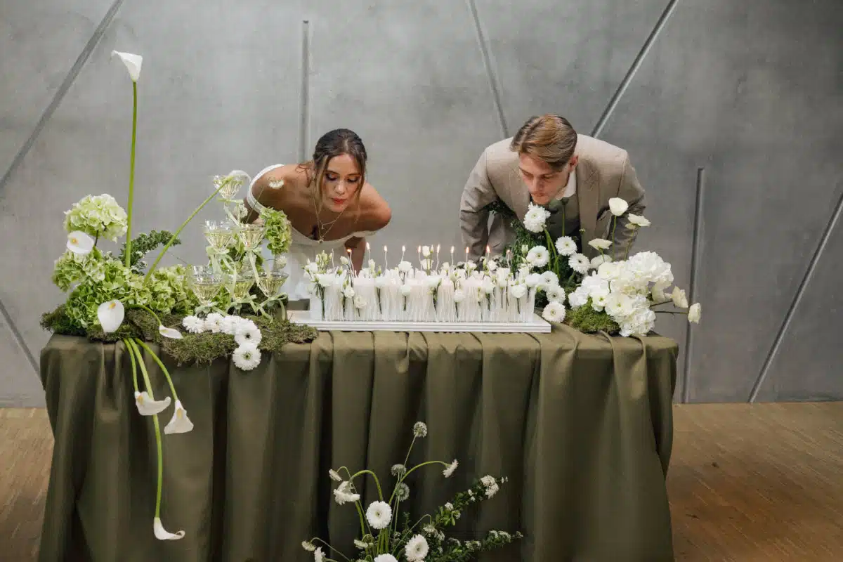 Photo du shooting d'inspiration mariage romantisme contemporain en Alsace à la Villa des Hêtres Pourpres