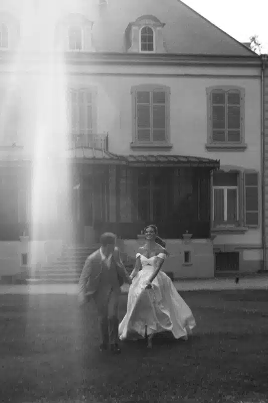 Photo du shooting d'inspiration mariage romantisme contemporain en Alsace à la Villa des Hêtres Pourpres