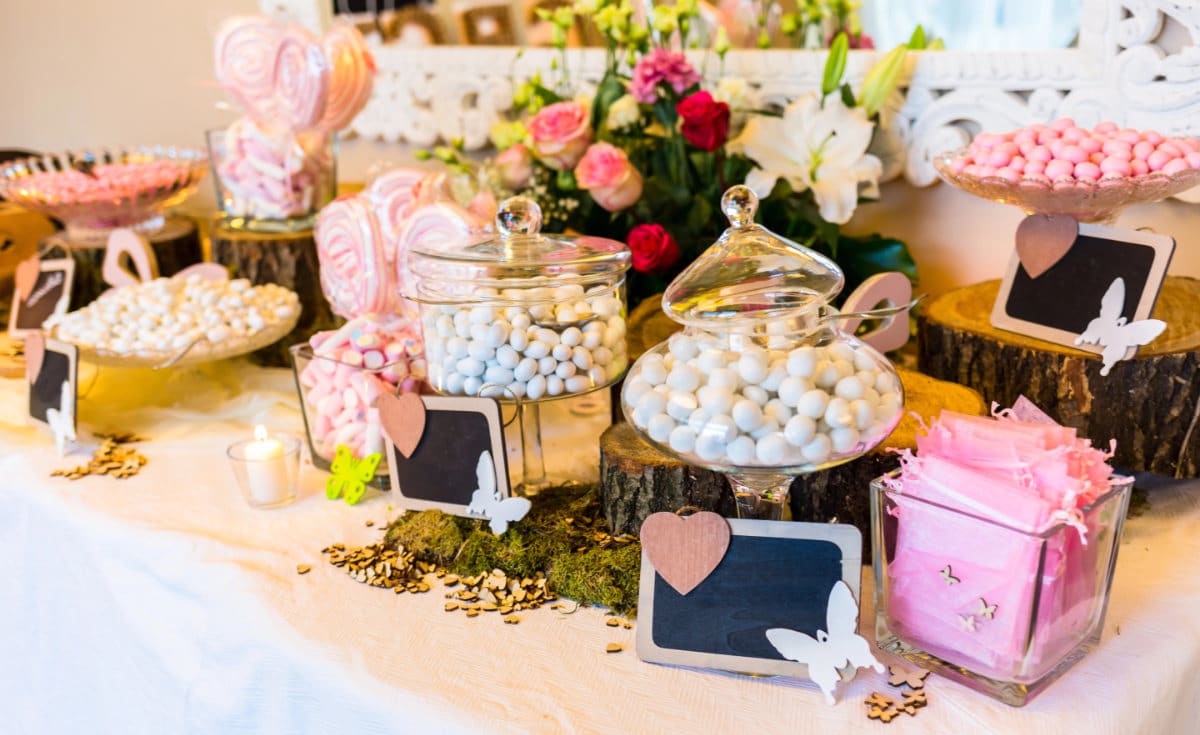 Un bar à bonbons de mariage