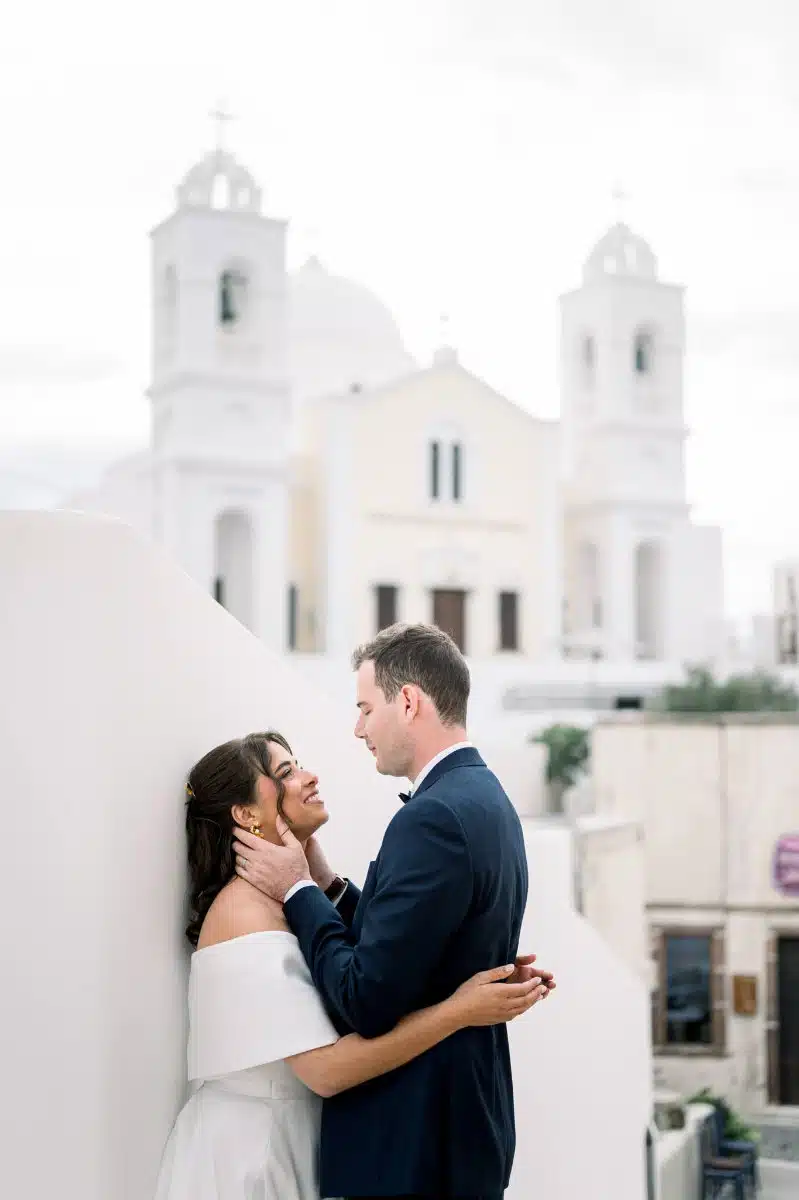 Un shooting d'inspiration mariage style élopement à Santorin