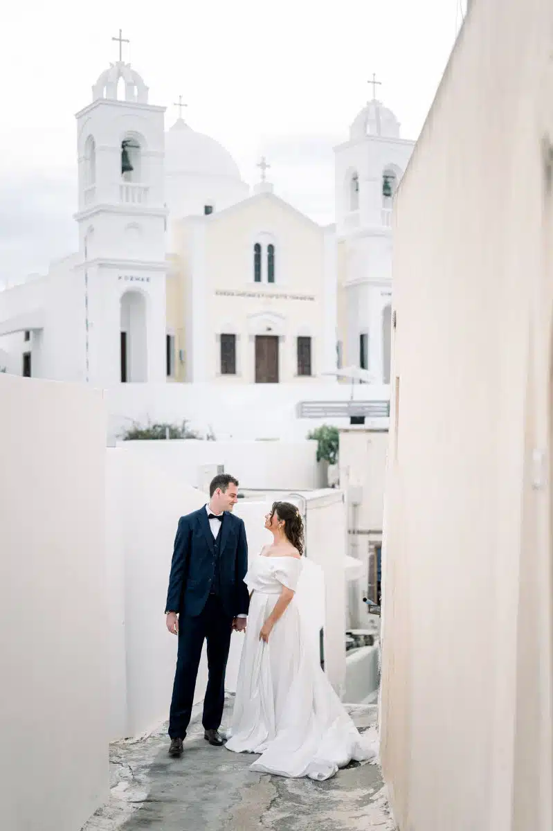 Un shooting d'inspiration mariage style élopement à Santorin