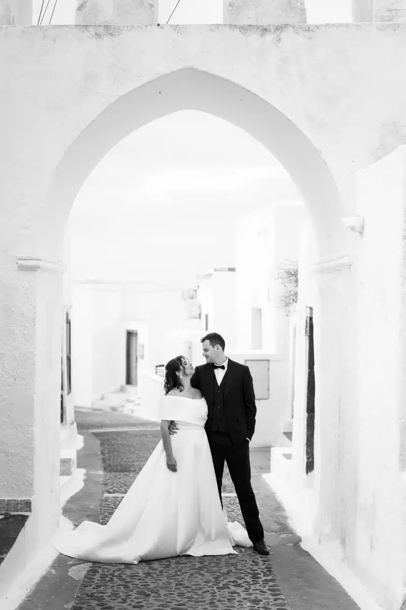 Un shooting d'inspiration mariage style élopement à Santorin
