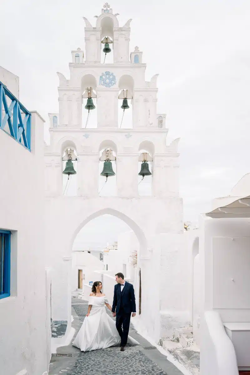 Un shooting d'inspiration mariage style élopement à Santorin