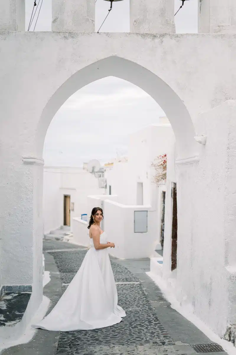 Un shooting d'inspiration mariage style élopement à Santorin