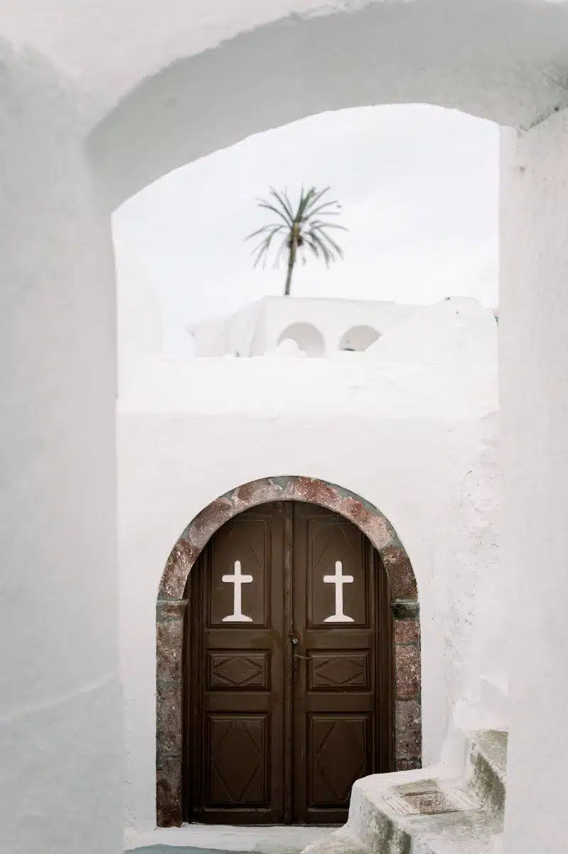 Un shooting d'inspiration mariage style élopement à Santorin