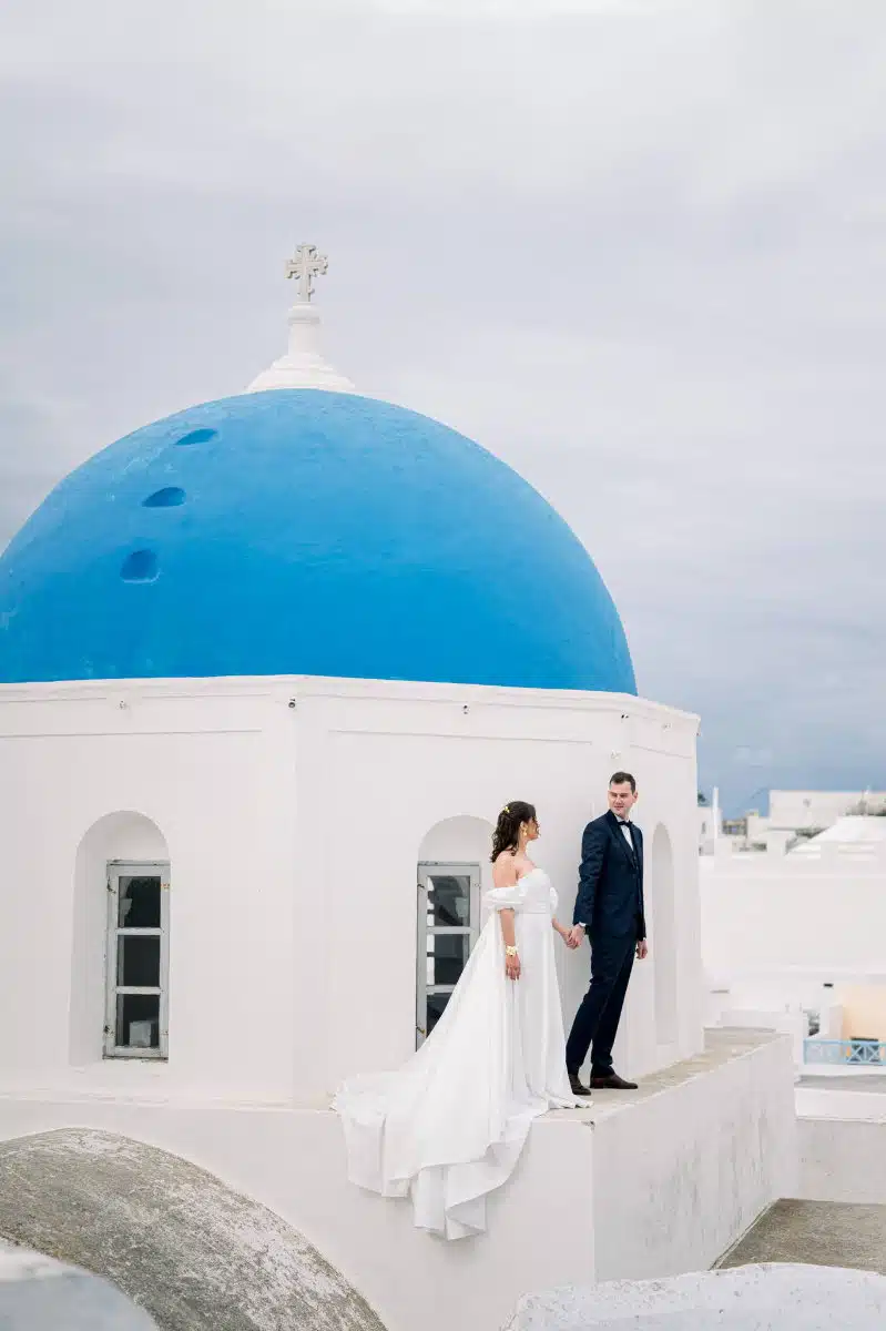 Un shooting d'inspiration mariage style élopement à Santorin