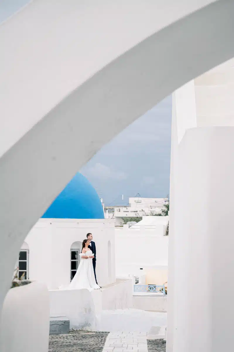 Un shooting d'inspiration mariage style élopement à Santorin