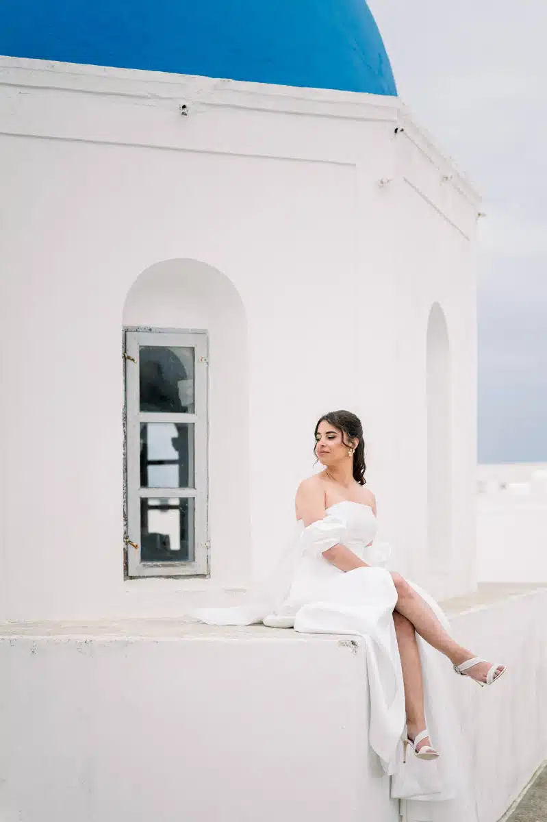 Un shooting d'inspiration mariage style élopement à Santorin