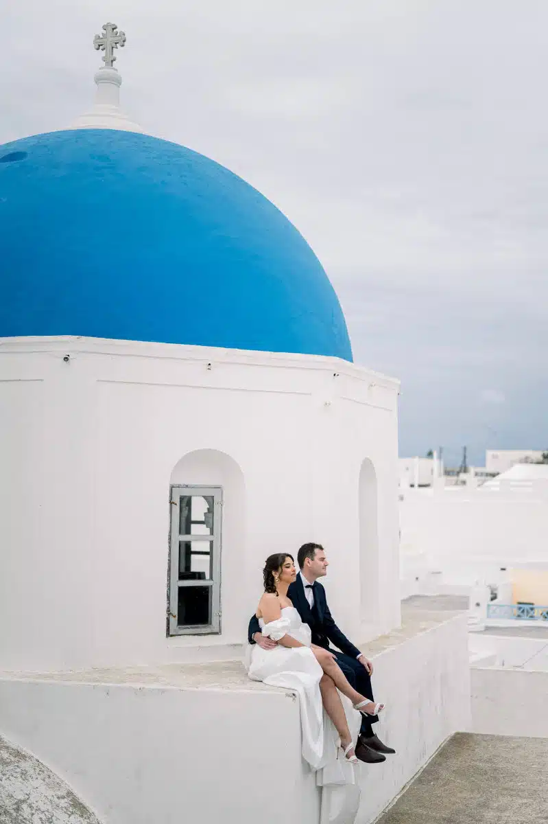 Un shooting d'inspiration mariage style élopement à Santorin