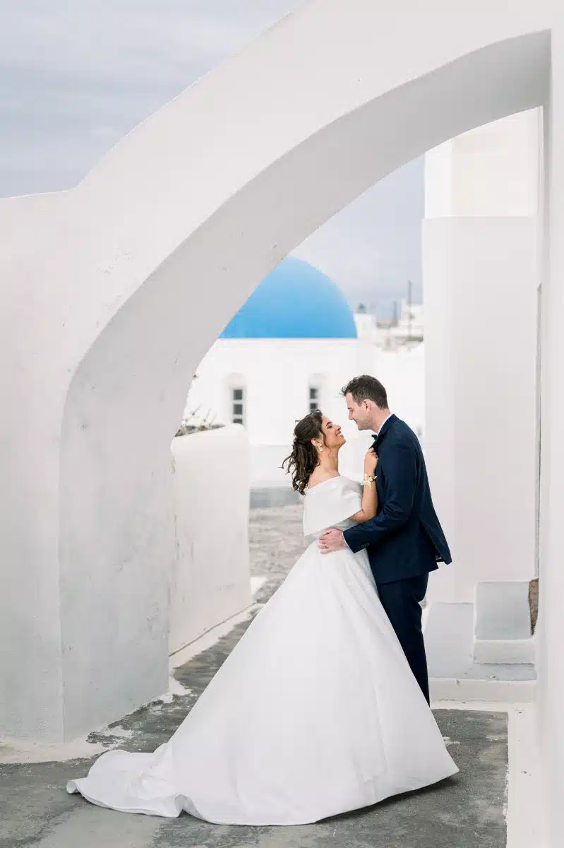 Un shooting d'inspiration mariage style élopement à Santorin