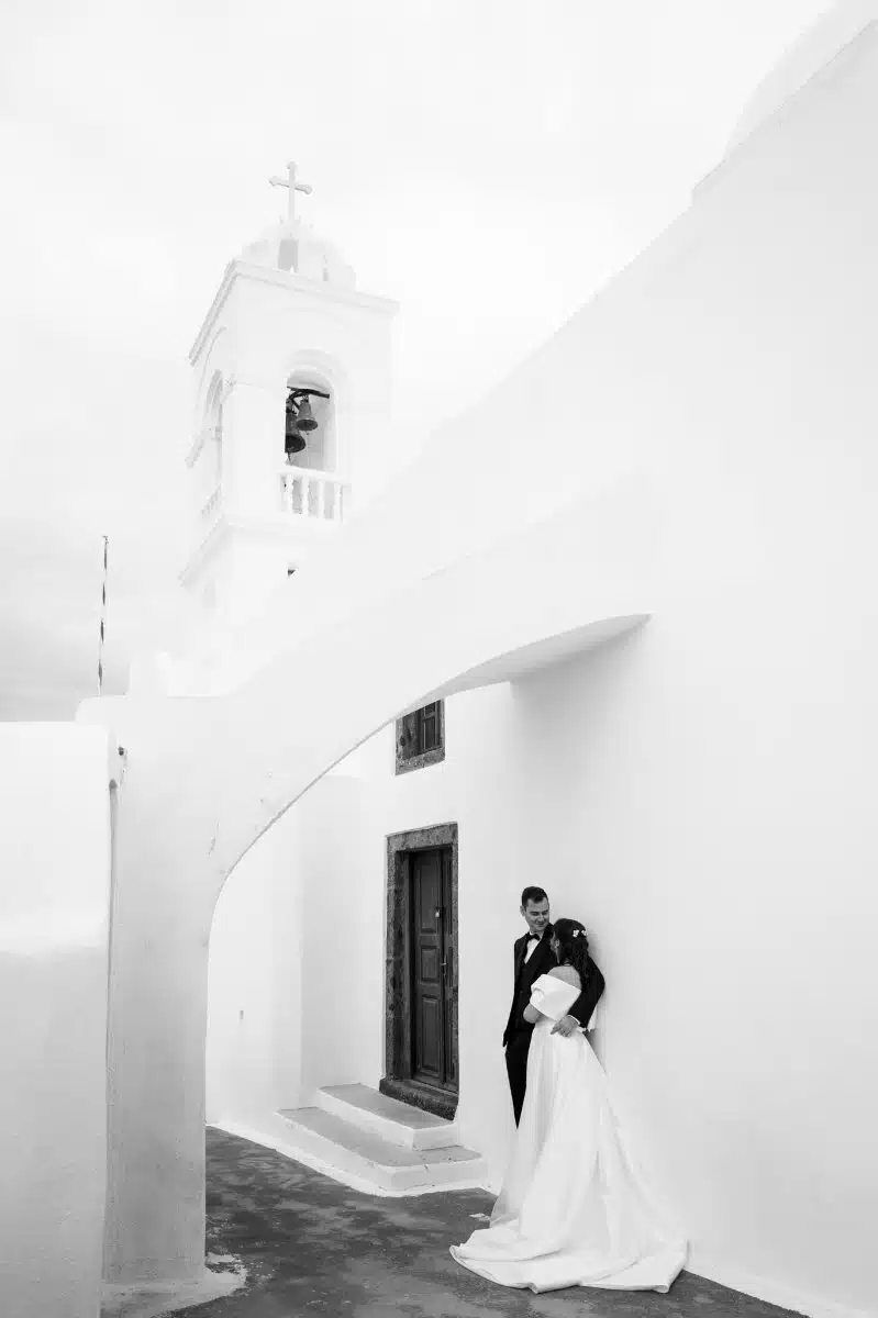 Un shooting d'inspiration mariage style élopement à Santorin