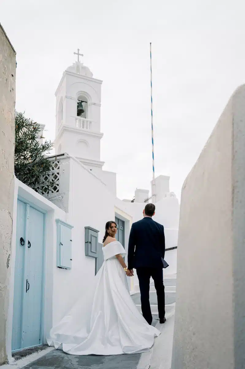 Un shooting d'inspiration mariage style élopement à Santorin