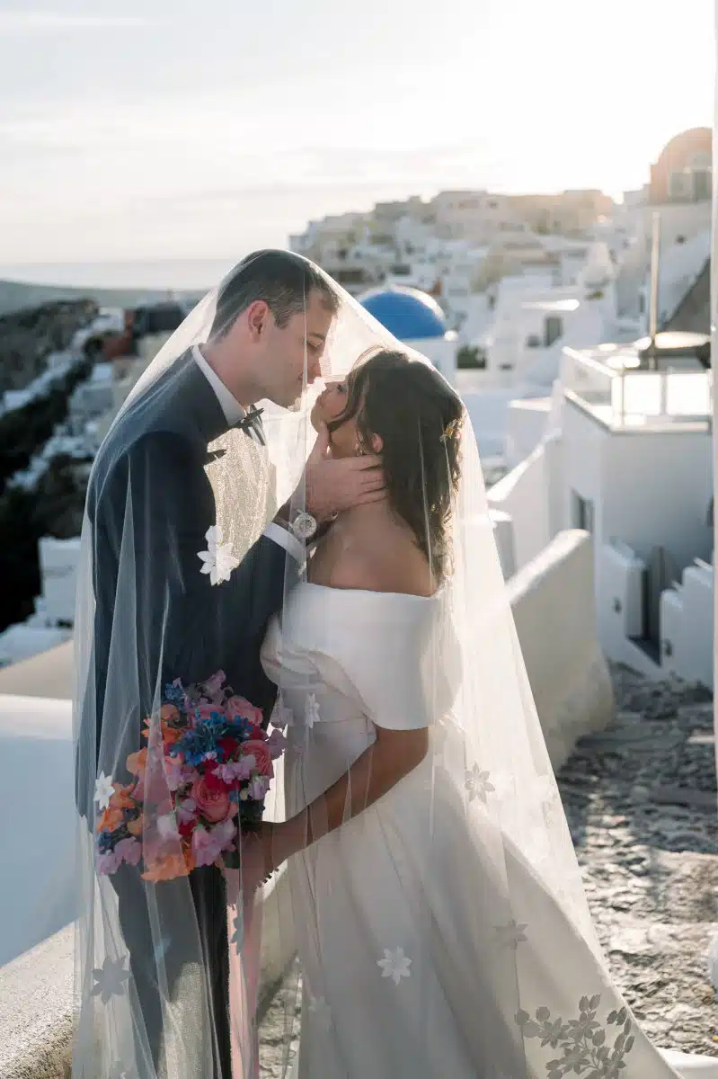 Un shooting d'inspiration mariage style élopement à Santorin