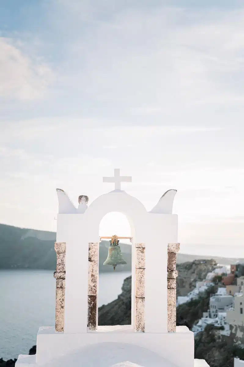 Un shooting d'inspiration mariage style élopement à Santorin