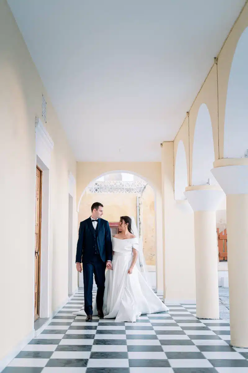 Un shooting d'inspiration mariage style élopement à Santorin