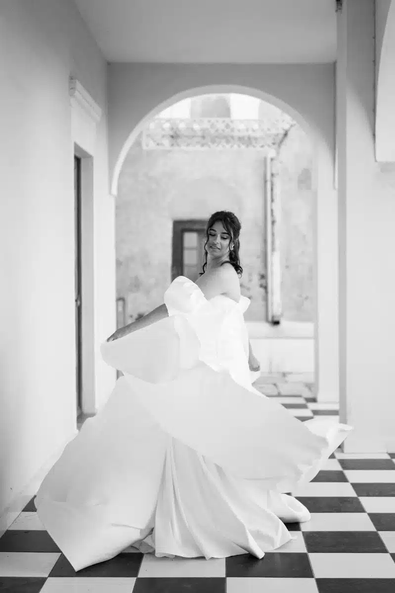 Un shooting d'inspiration mariage style élopement à Santorin